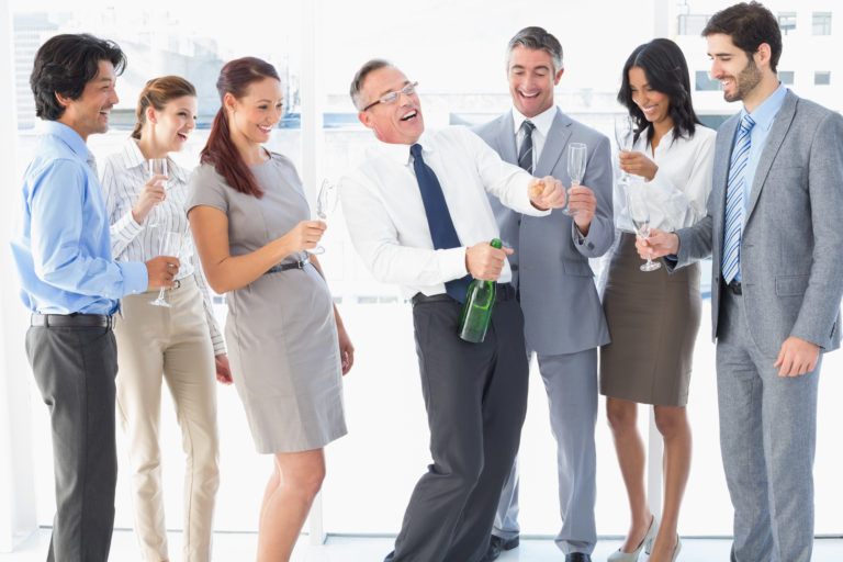 Sådan holder du firmafesten, der sikrer dine medarbejderes tilfredshed